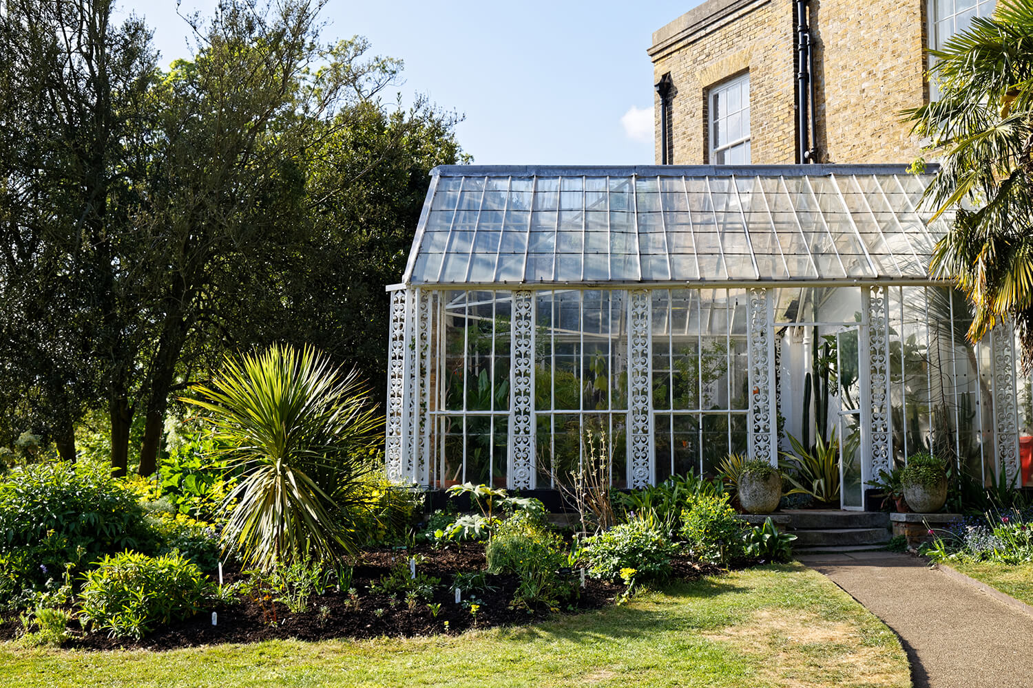 Myddelton_House,_Enfield,_London_~_conservatory_and_flower_bed_03
